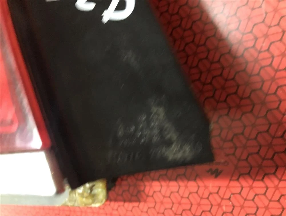 Фонарь RL 06-09 SEDAN УЦЕНКА скол черного пластика, сам фонарь целый