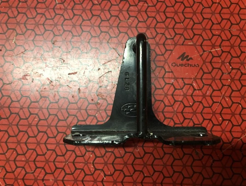 Петля замка капота