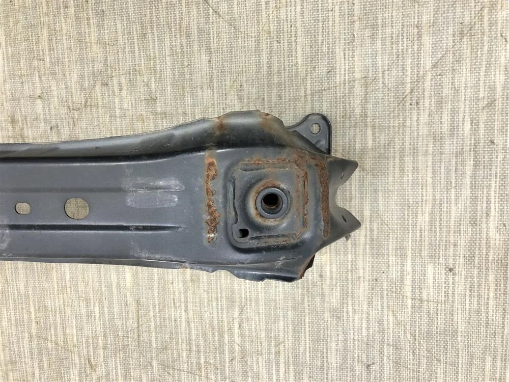 Усилитель бампера FRONT УЦЕНКА подмят правый конец на уставновку не влияет