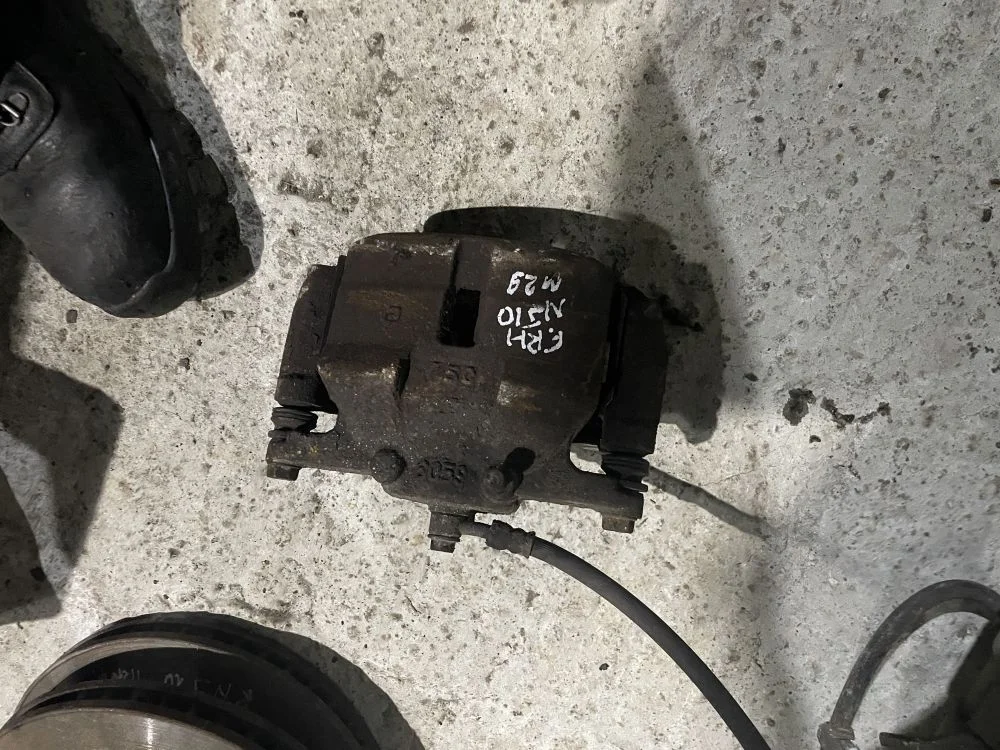 суппорт передний правый nissan qashqai J10