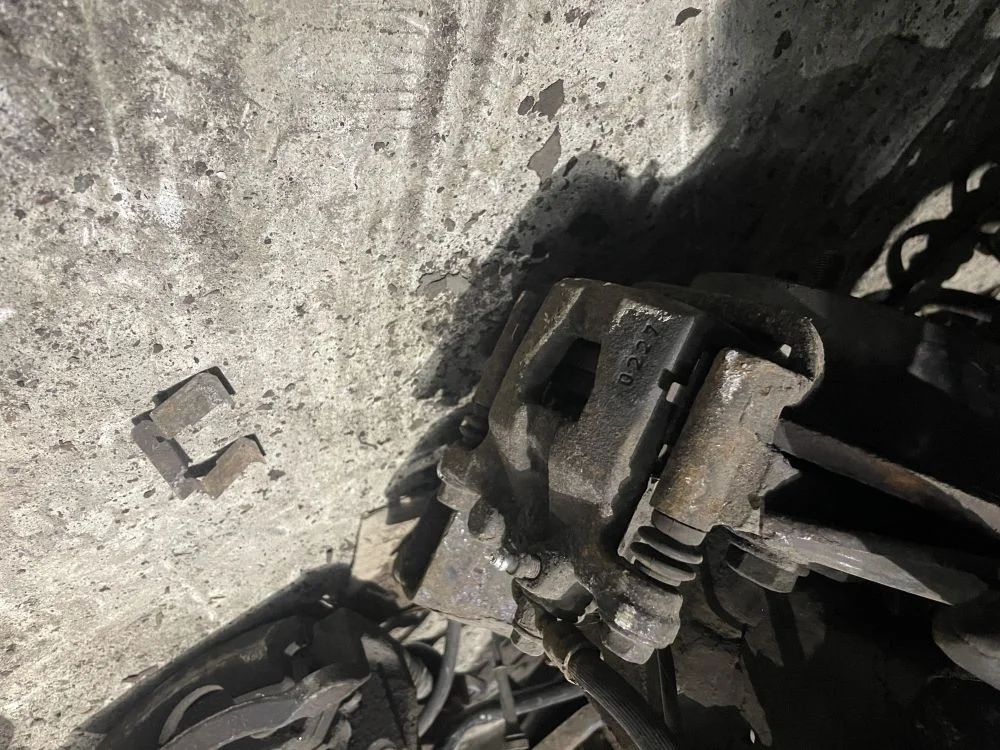 суппорт задний левый nissan qashqai J10