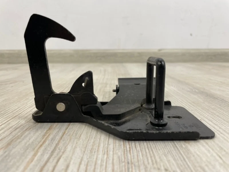 Крюк замка капота Audi Q7 2007-2015 4L