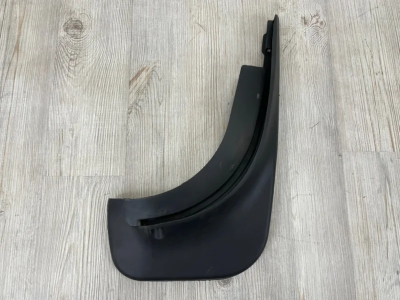 Брызговик VW Touareg 2003-2010 7L