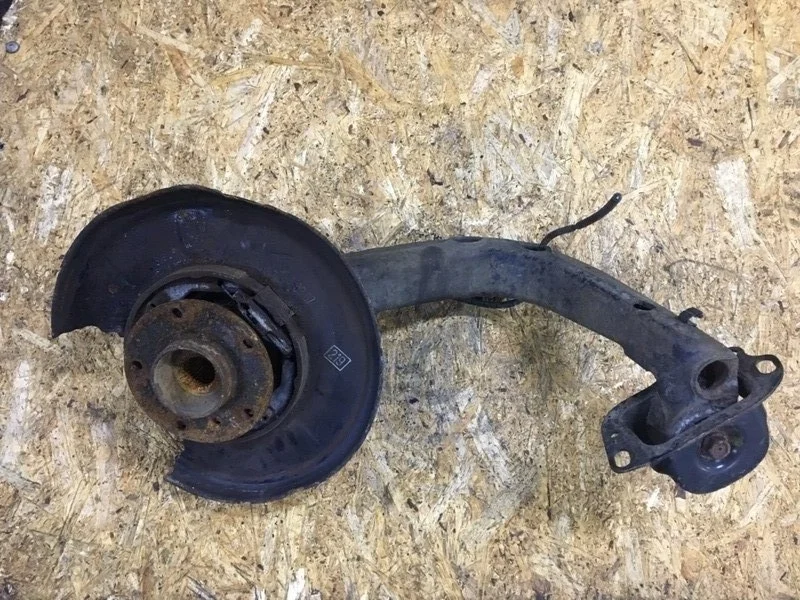 Кулак задний BMW E83