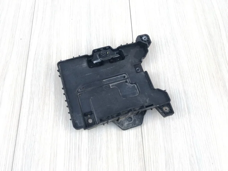 Крепление аккумулятора Kia Rio 2016 3