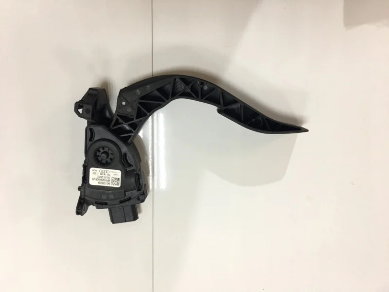 Педаль газа Audi Q3 2014 8U