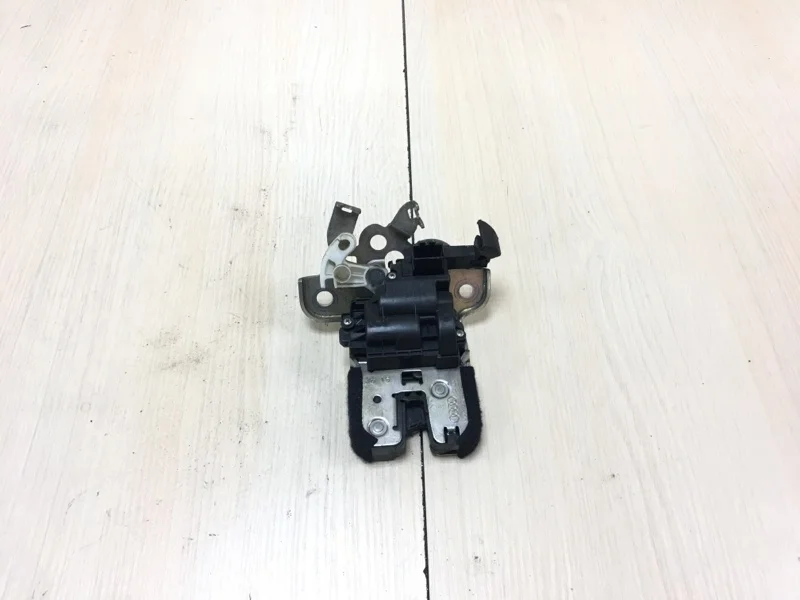 Замок багажника Audi A3 8V