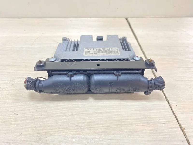 Блок управления двигателем Audi Q3 2013 8U