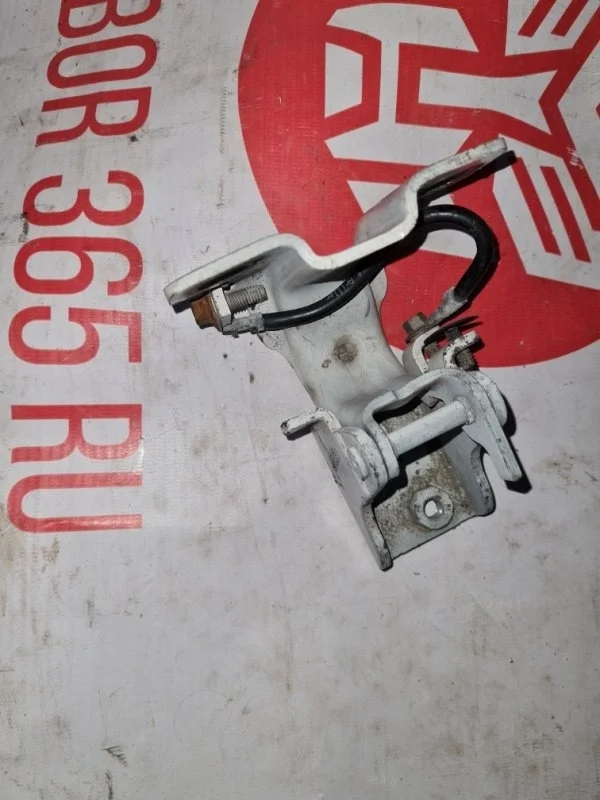 Петля крышки багажника Land Rover Freelander 2 2010