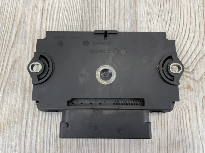 Блок управления парковочным тормозом VW Touareg 2 2010-2018 7P