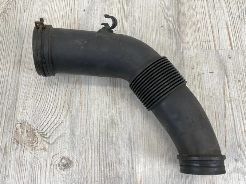 Шланг забора воздуха VW Touareg 2 2010-2012 7P