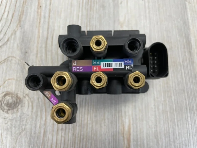 Блок клапанов пневмоподвески Audi Q7 2015- 4M