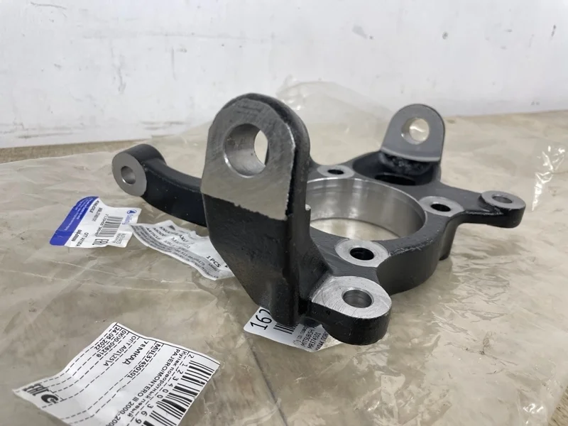 КУЛАК ПОВОРОТНЫЙ Mitsubishi Pajero 3 2000 2001 2002 2003 2004 2005 2006 2007 2008 2009 2010 2011 2012 2013 2014 2015 2016 2017 2018 2019 2020 MBL37450101 V64W 4D56, передний левый