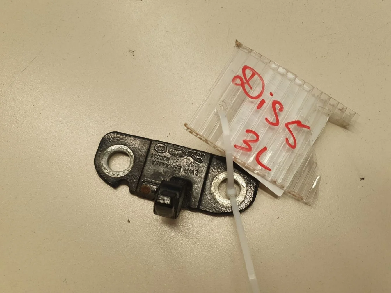 Петля двери передней левой нижняя для Land Rover Discovery 2017-