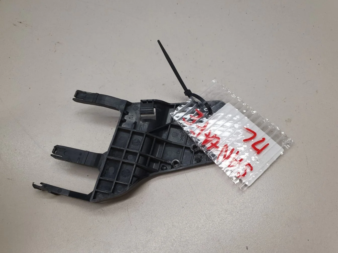 Кронштейн замка двери передний левый для Hyundai Santa Fe CM 2005-2012