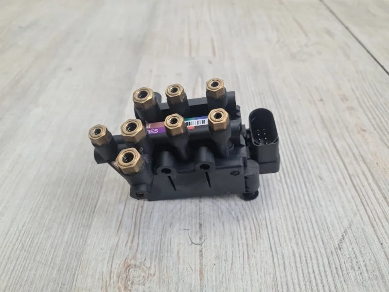 Блок клапанов пневмоподвески Audi Q7 2015- 4M