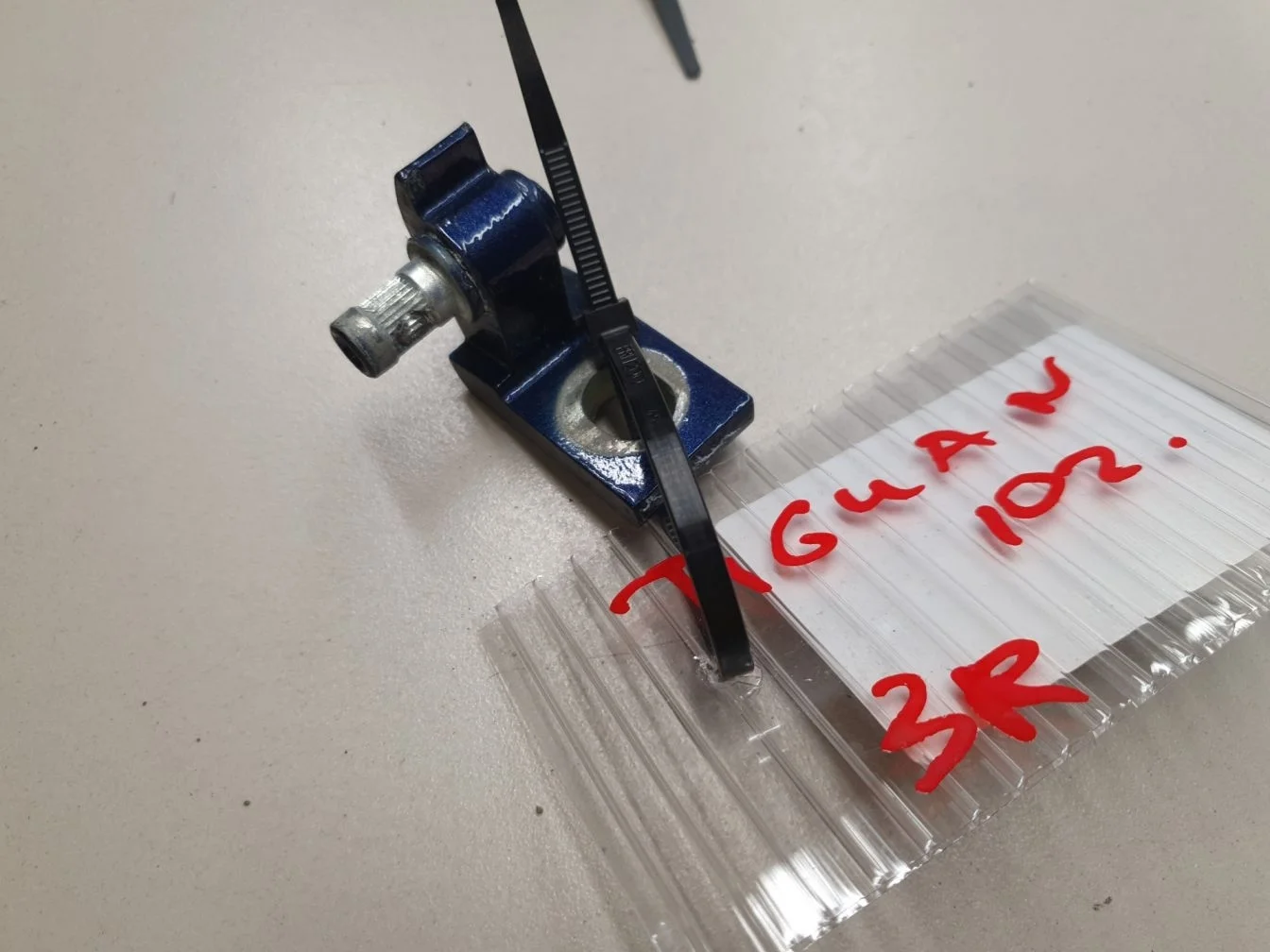 Петля двери правая для Volkswagen Tiguan 2007-2016