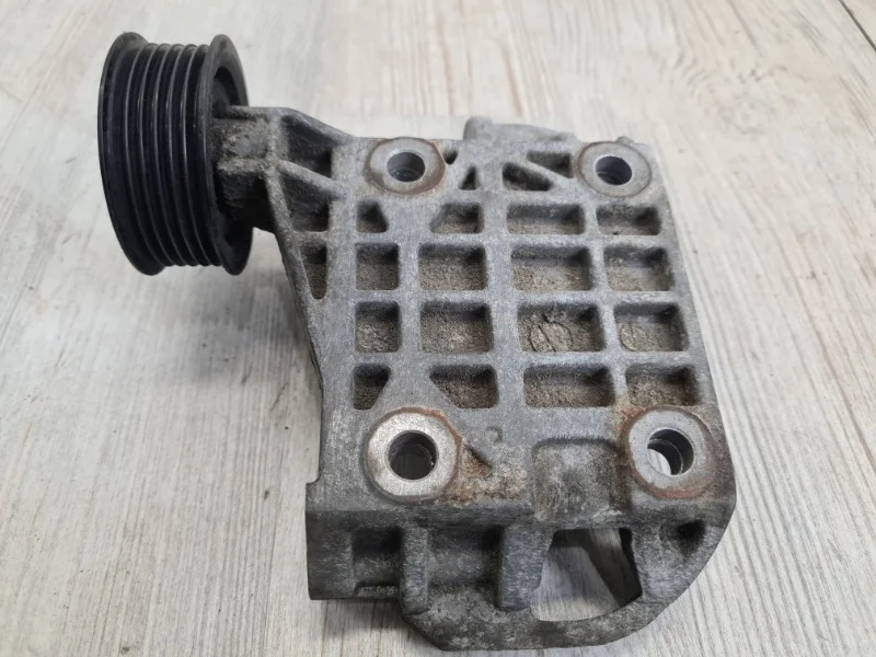 Кронштейн генератора VW Touareg 2003-2010 7L