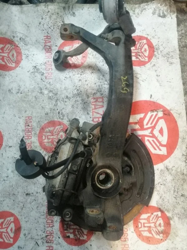 Кулак Audi A6 Allroad 2003 4B