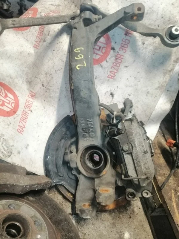 Кулак Audi A6 Allroad 2003 4B