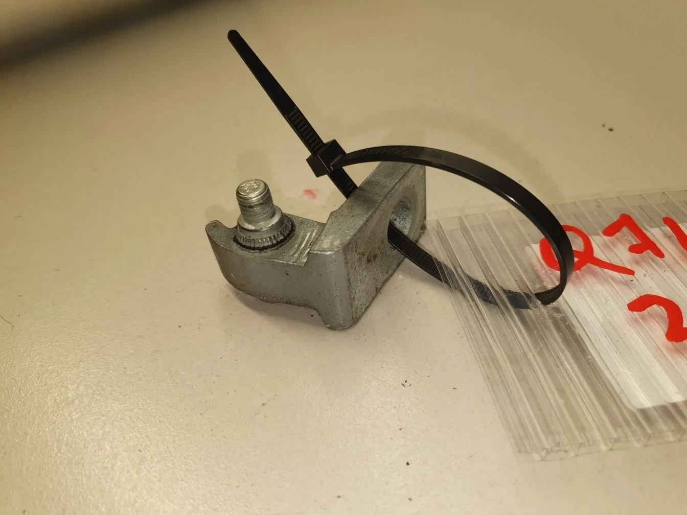 Петля двери задней правой нижняя для Audi Q7 4L 2005-2015