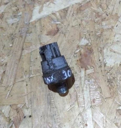 Б.у. датчик давления масла TOYOTA PRIUS ZVW30 TOYOTA PRIUS ZVW30