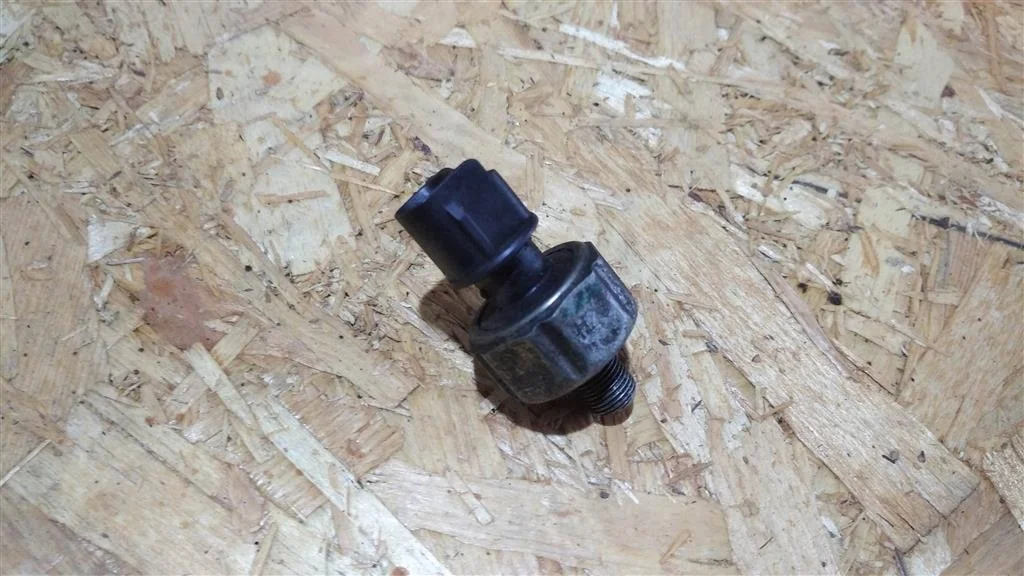 Б.у. датчик давления масла TOYOTA COROLLA ZRE151 TOYOTA COROLLA ZRE151