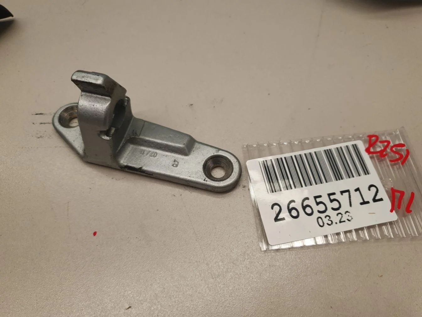 Петля двери передней левой нижняя для Mercedes R-klasse W251 2005-2017