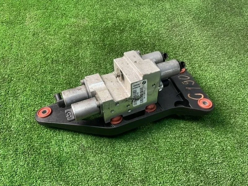 Блок клапанов пневмоподвески. BMW E71