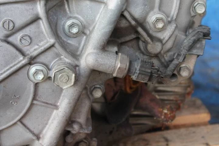 Б.у. датчик давления масла TOYOTA AVENSIS ZRT270 TOYOTA AVENSIS ZRT270