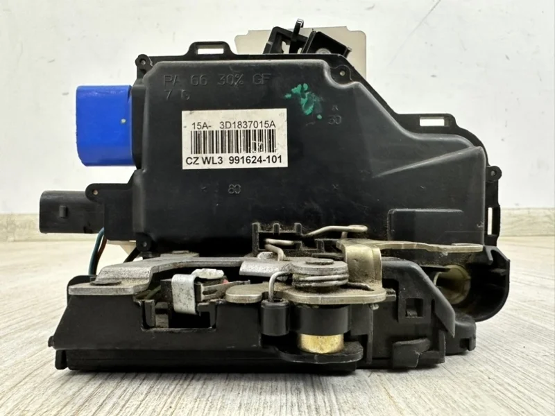 Замок двери VW Touareg 2003-2010 7L