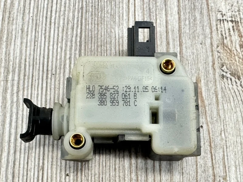 Сервопривод замка крышки багажника VW Touareg 2003-2010 7L