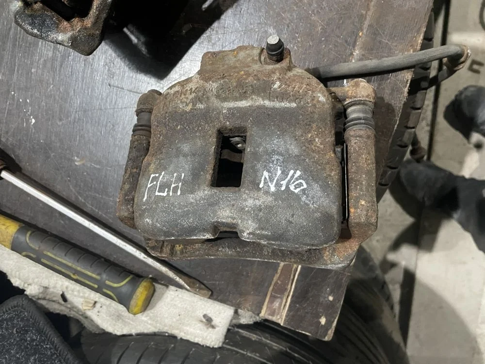 суппорт передний левый правый nissan almera N16