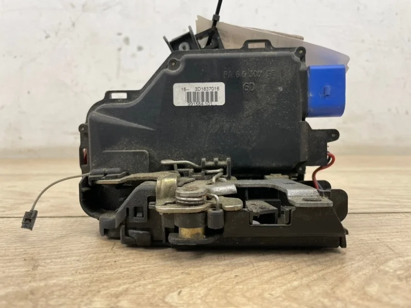 Замок двери VW Touareg 2003-2010 7L