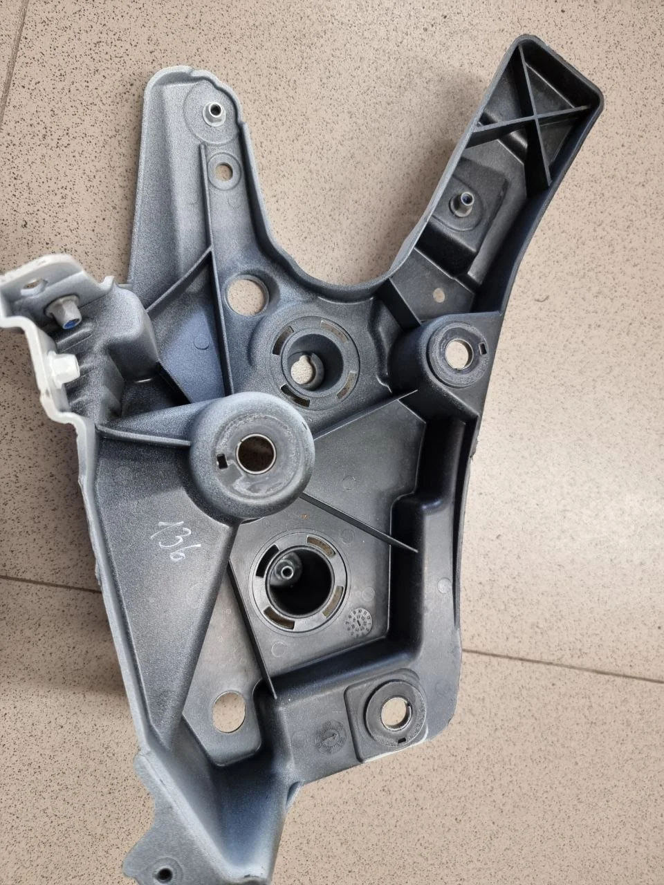 Кронштейн крепления крыла VOLVO XC60 2017+ Volvo XC60 Y20 2008-2017 Volvo XC60 2 2017-2021