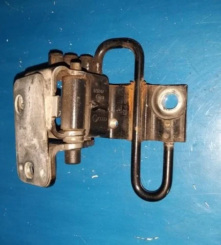 Петля двери задняя левая нижняя для Audi Q7 4L 2005-2015 на фотографиях