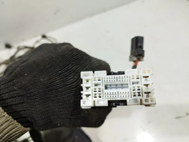 Проводка моторного отсека для Hyundai Solaris 1 рестайлинг 2014-2017 на фотографиях