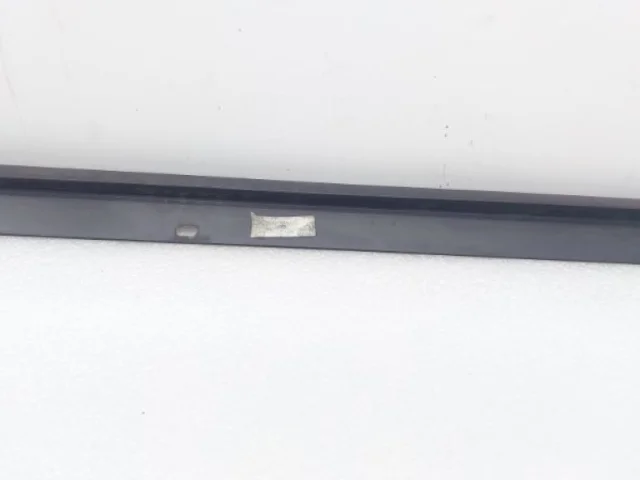 Уплотнитель задней левой двери для Audi Q7 4L 2005-2015 на фотографиях