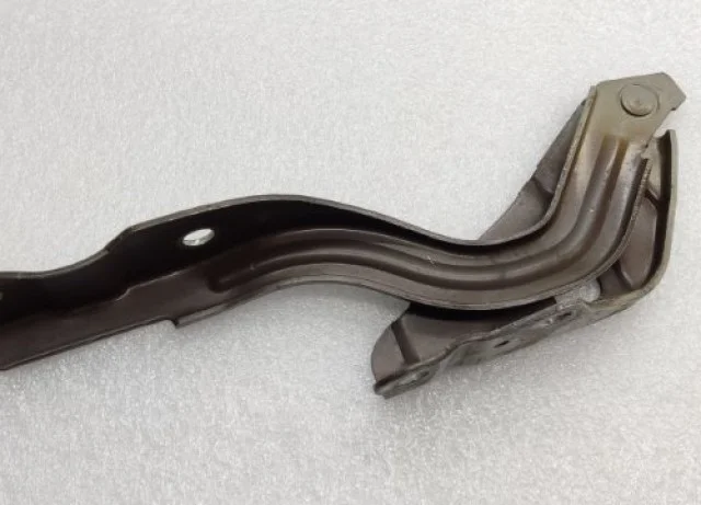 Петля капота правая для Hyundai Solaris 1 RB (2011-2013) на фотографиях