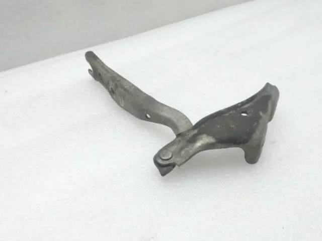 Петля капота левая для Skoda Rapid I rest NH3 2017-2020 на фотографиях