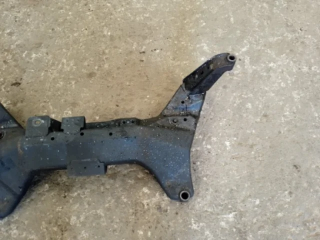 Подрамник двигателя для Nissan Almera Classic B10 2006-2012 на фотографиях