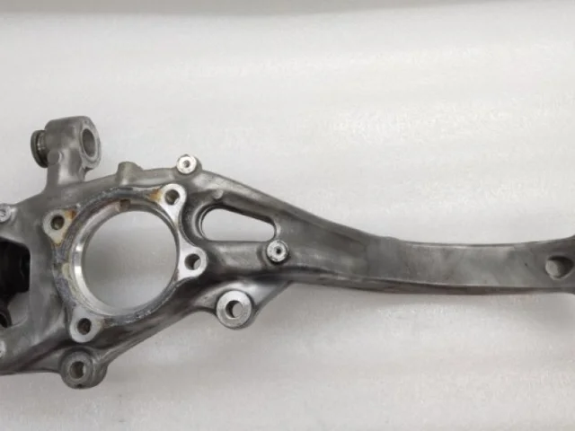 Кулак поворотный левый для Audi Q7 4M 2015+ на фотографиях