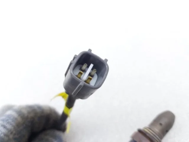 Лямбда-зонд (верхний) для Toyota RAV4 XA30 2005-2012 на фотографиях