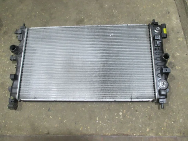 Радиатор охлаждения ДВС для Chevrolet Cruze 1 J300 Хэтчбек 2009-2015 на фотографиях