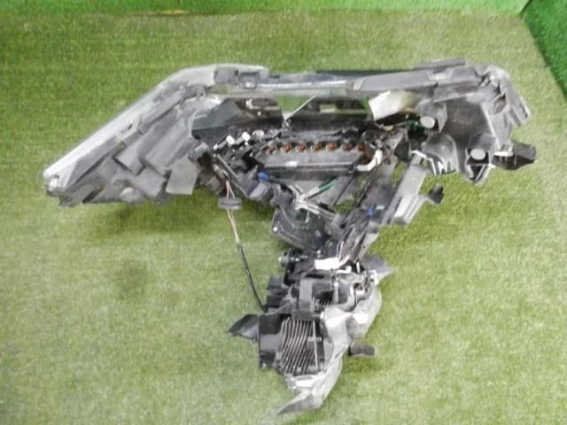 Фара левая для Toyota Alphard H30 2015+ на фотографиях