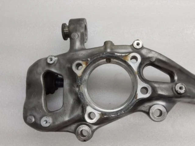 Кулак поворотный левый для Audi Q7 4M 2015+ на фотографиях