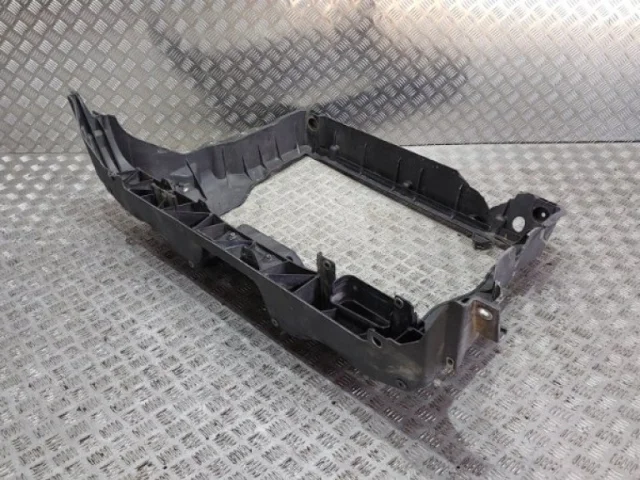 Панель радиатора (телевизор) для Ford Explorer U502 2011-2016 на фотографиях