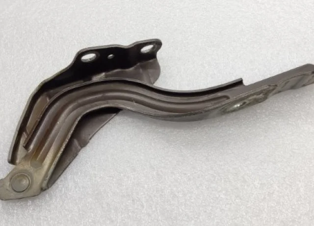 Петля капота правая для Hyundai Solaris 1 RB (2011-2013) на фотографиях