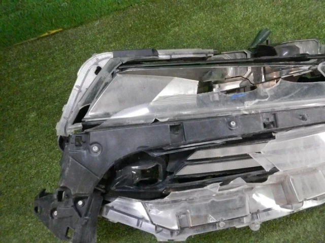 Фара левая для Toyota Alphard H30 2015+ на фотографиях