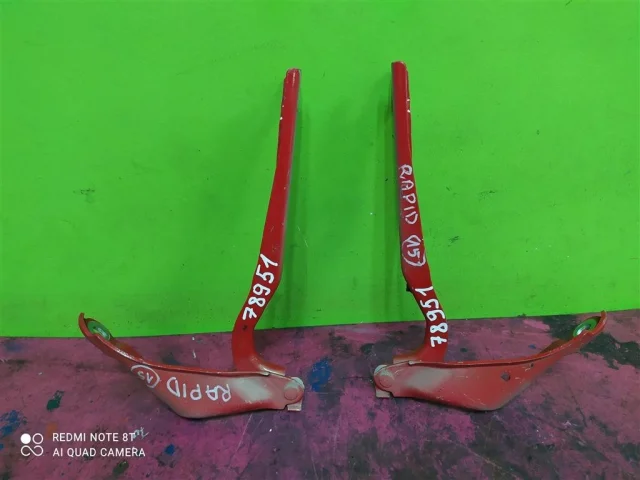 Петля капота левая для Skoda Rapid I NH3 2012-2017 на фотографиях